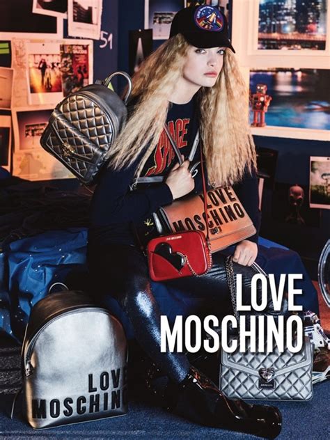 moschino tipo chanel|Love Moschino, la marca que imita Chanel con un punto divertido.